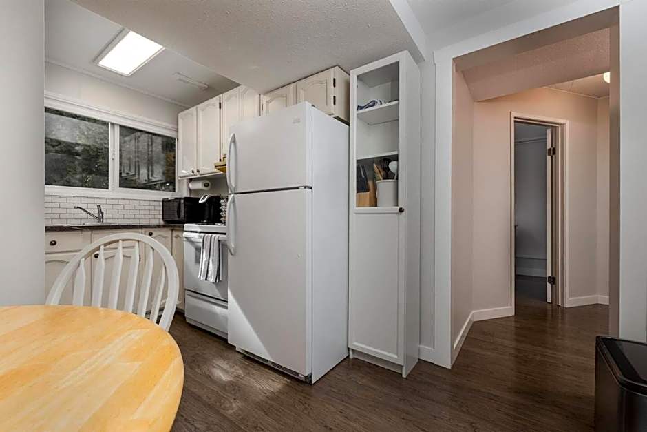 Quiet Area Near Downtown Walkable To Cafes