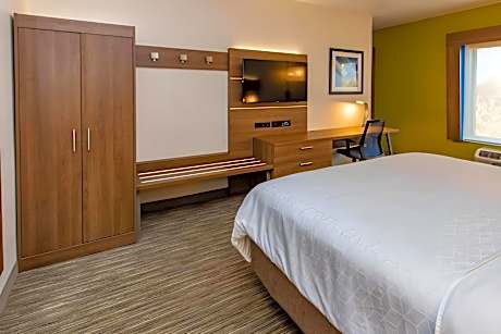 1 King Bed 1 Bunk Bed Suite