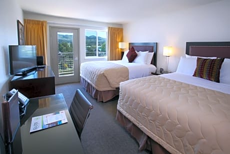 One-Bedroom Queen Suite with River View