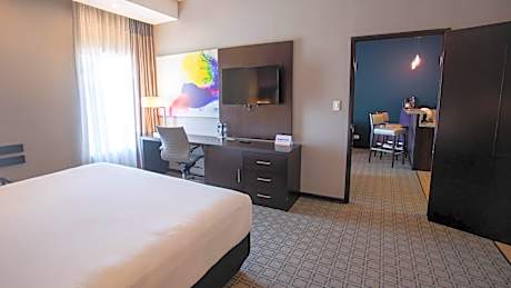 King Suite with City View - Non-smoking