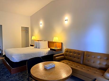 Classic Queen Room with Kitchenette - newly renovated