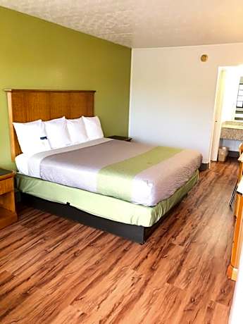 Deluxe King Room - Non-Smoking