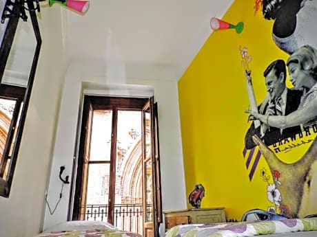 TWIN ROOM WITH SHARED BATHROOM