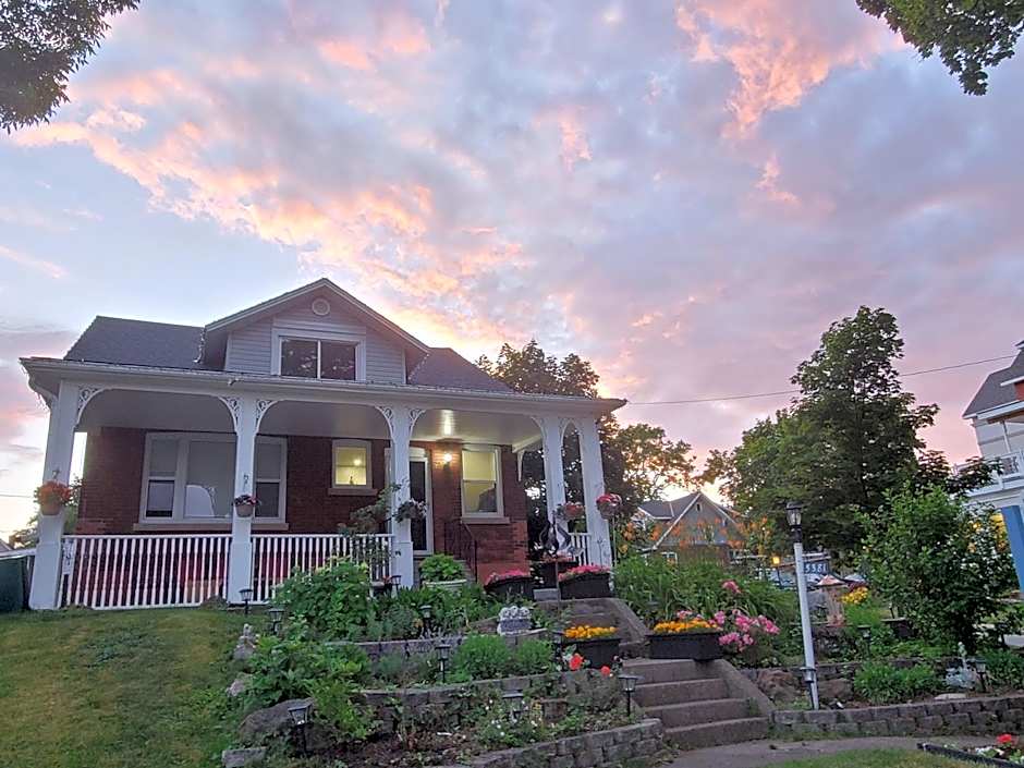 Serene Niagara Inn