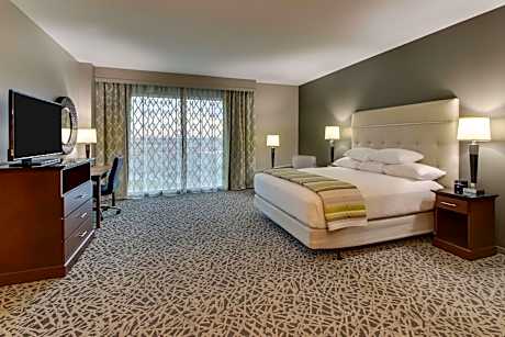 Deluxe King Room - Hearing Accessible, Roll-in Shower