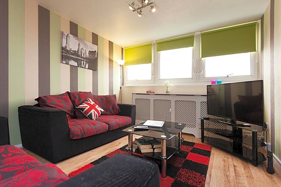 Victoria Centre Apartments in the Victoria Centre Shopping Centre - Nottingham City Centre - 24 hour access - Most Central Location, Kitchen and minutes to Xmas Market Opposite Hilton by Restaurants & Shops - Outdoor Parking Cars or Vans five pounds a day