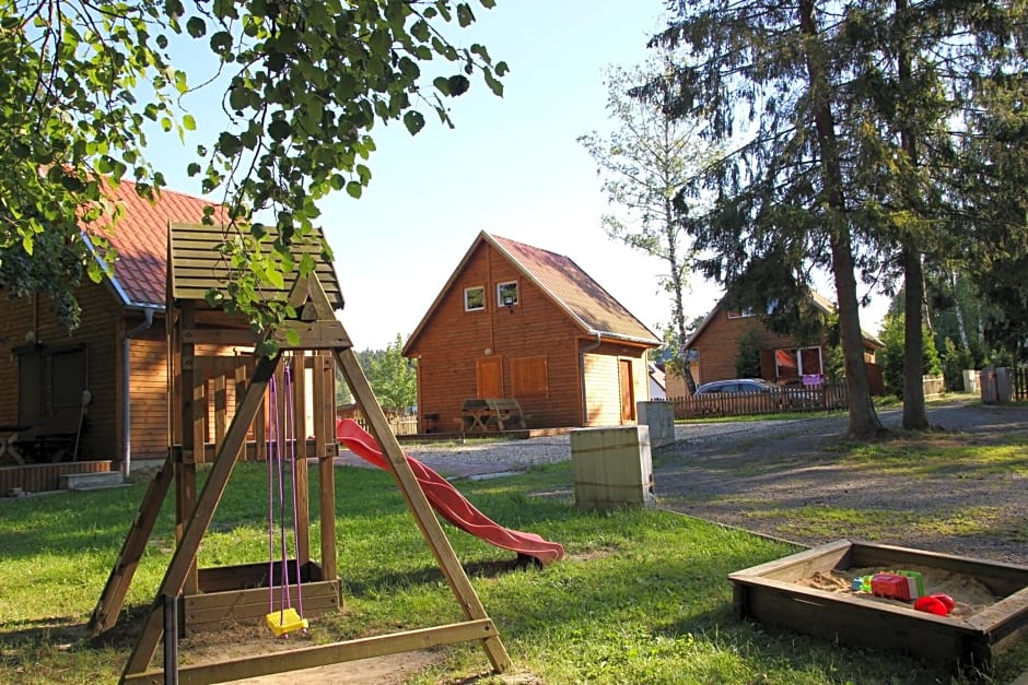 Domki nad jeziorem w Kar¿owicach