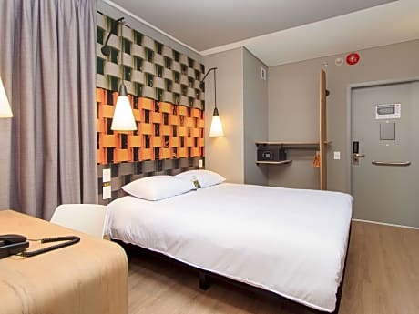 Superior Plug & Play room with Queen size bed