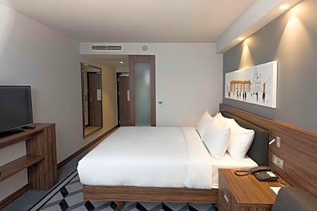 Queen Room with City View - Disability Access