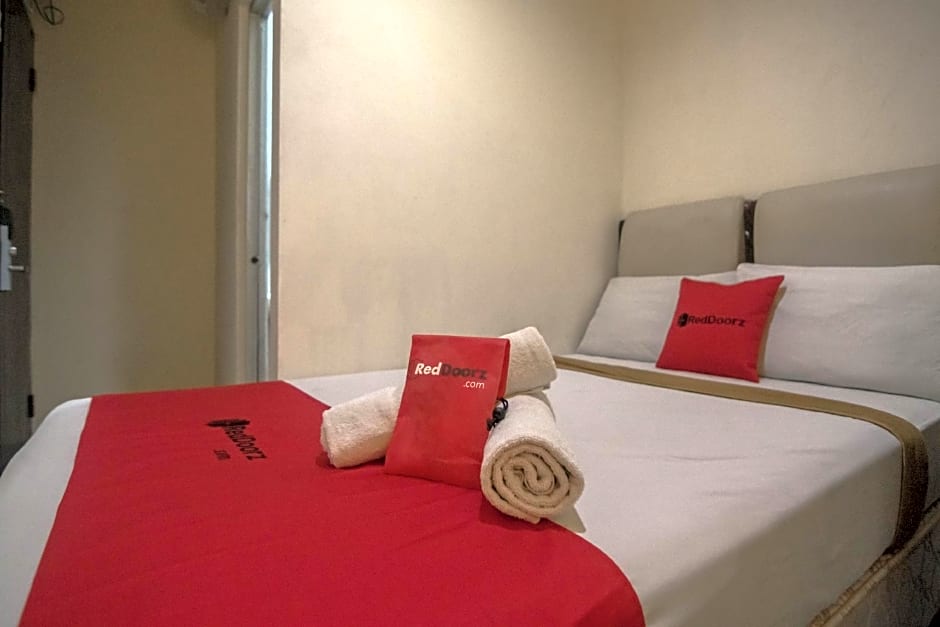RedDoorz near RS Husada