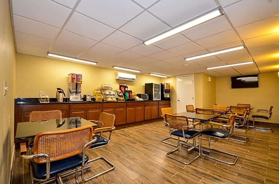 Days Inn by Wyndham Southern Hills/ORU