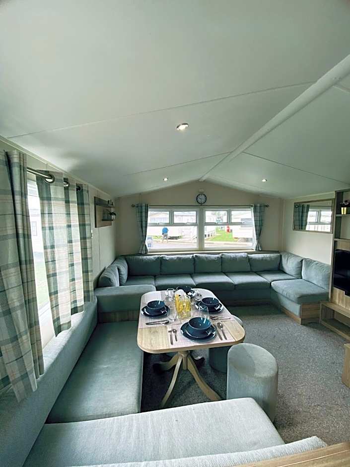 8 Bed Sun Decked Caravan Unlimited High speed Wifi and fun at Seawick Holiday Park