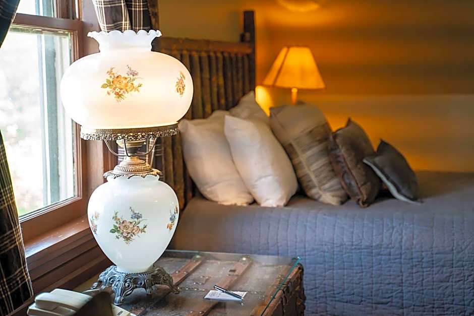 Sheridan Inn, B/W Signature Collection