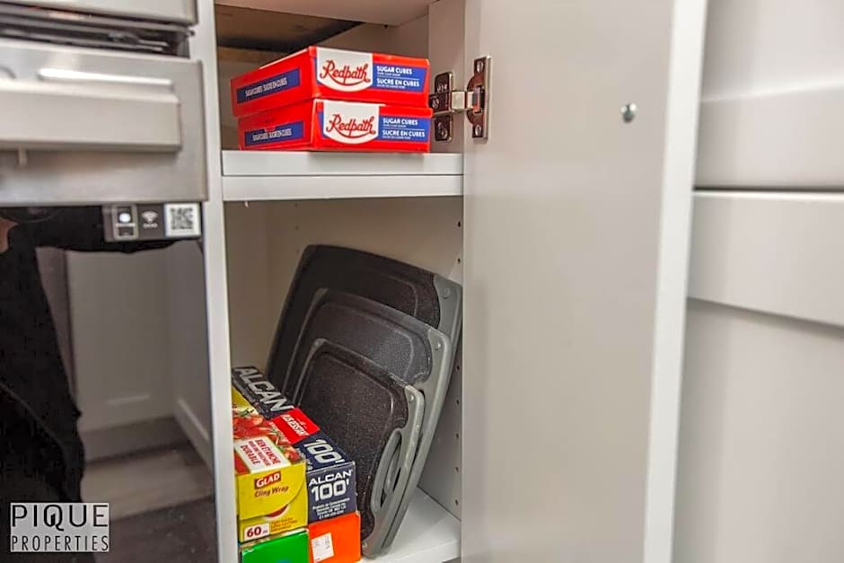 NEW, Mountain Chic Suite, Whyte Avenue, Netflix, WiFi, Sleeps 6