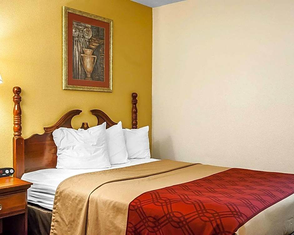 Photo 1 of 4 of 1 Queen Bed, Nonsmoking