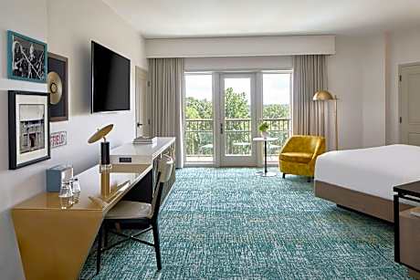 Junior Suite, 1 King, Tennessee River view, River view, Near elevator, Balcony