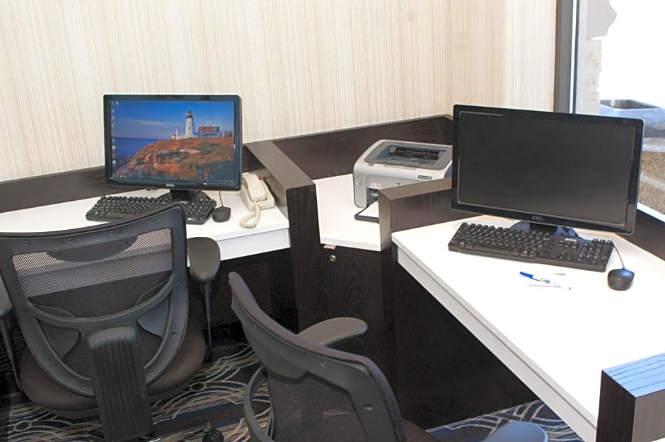 Holiday Inn Express & Suites Laurel Lakes By IHG