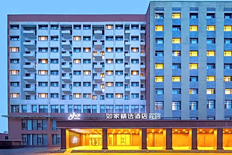 Home Inn Plus Baoding Zhuozhou East Railway Station