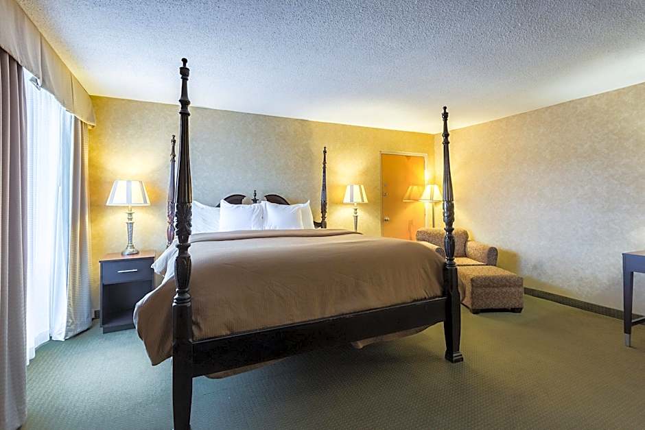 Clarion Inn and Summit Center