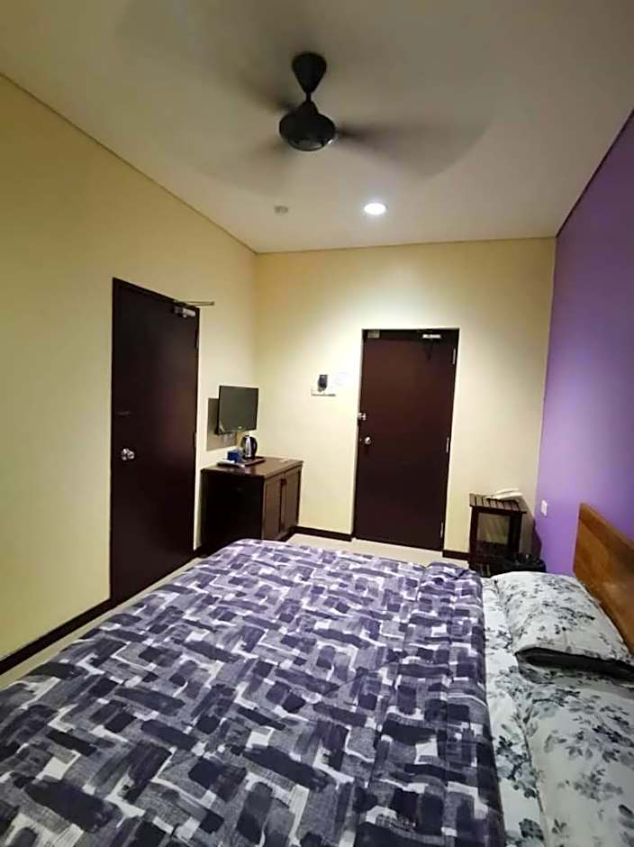 OYO 90883 Pavilion Inn Hotel