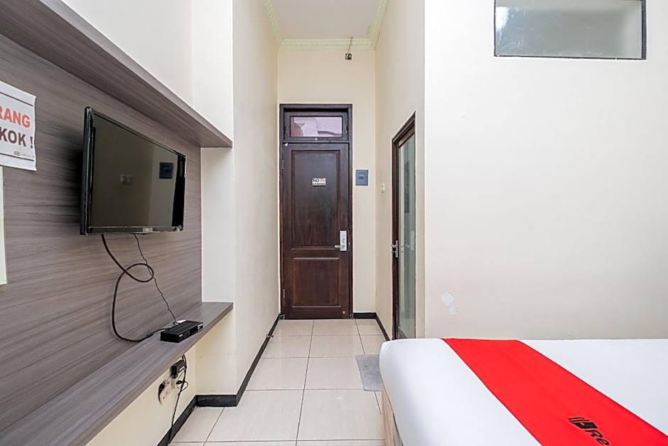 RedDoorz Plus @ Grace Residence Surabaya