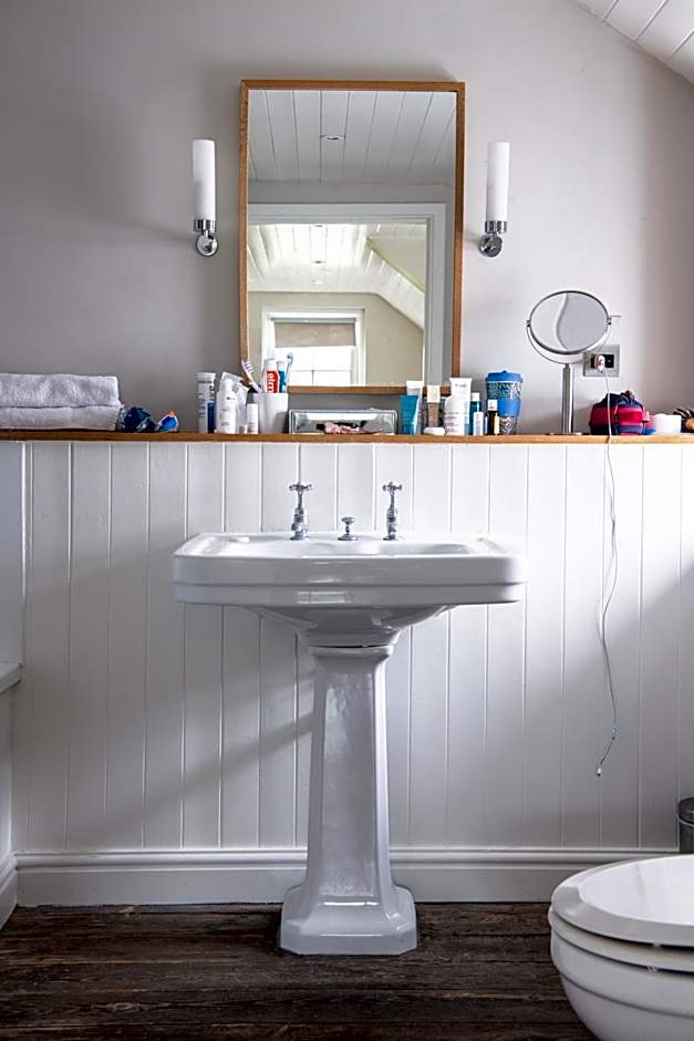 Wheelwrights Arms Country Inn & Pub