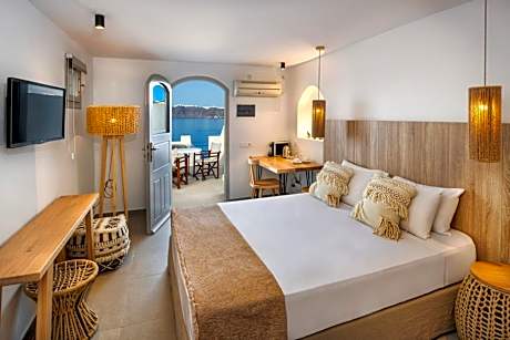 Superior Double Room with Outdoor Hot Tub and Sea Caldera Volcano View