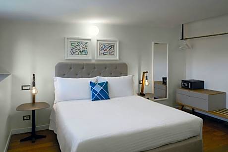 Deluxe Queen Room with Garden View