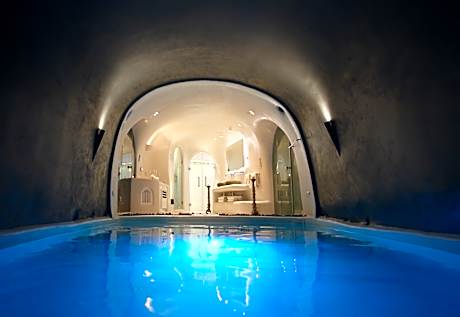 CAVE POOL SUITE