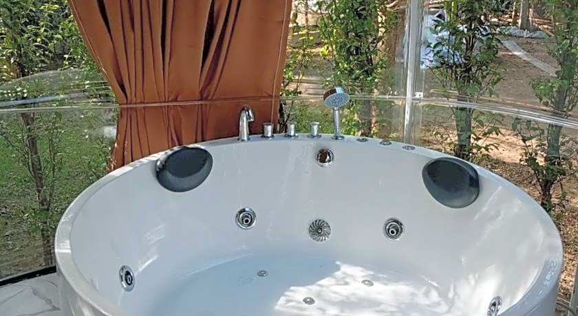 V20 Boutique Jacuzzi Hotel
