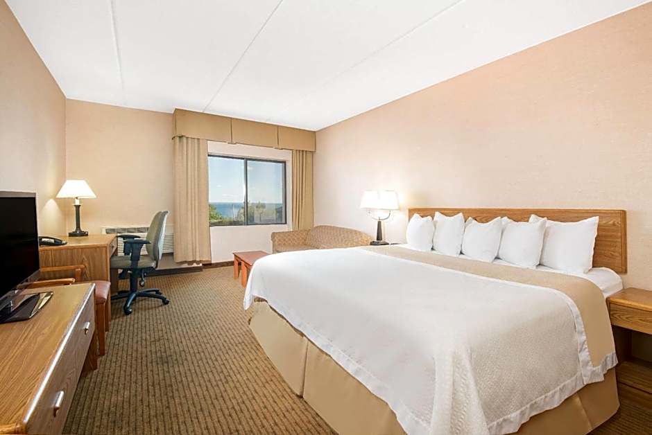 Days Inn by Wyndham Duluth Lakewalk