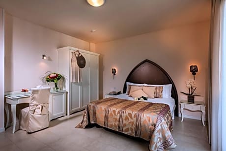 Deluxe Junior Suite with Partial Sea View