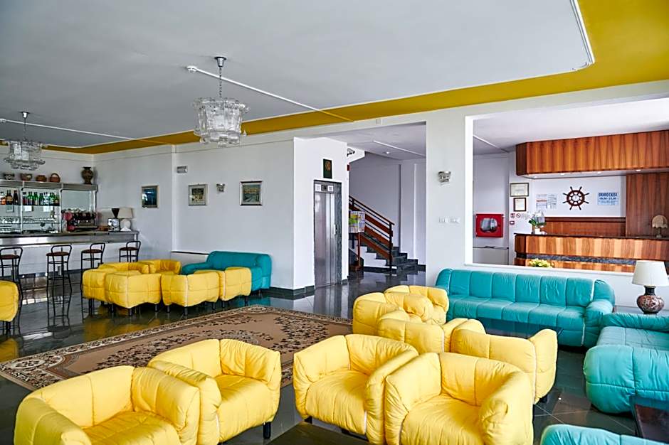 Hotel Caesar B&B Fronte Mare in Centro di Milano Marittima