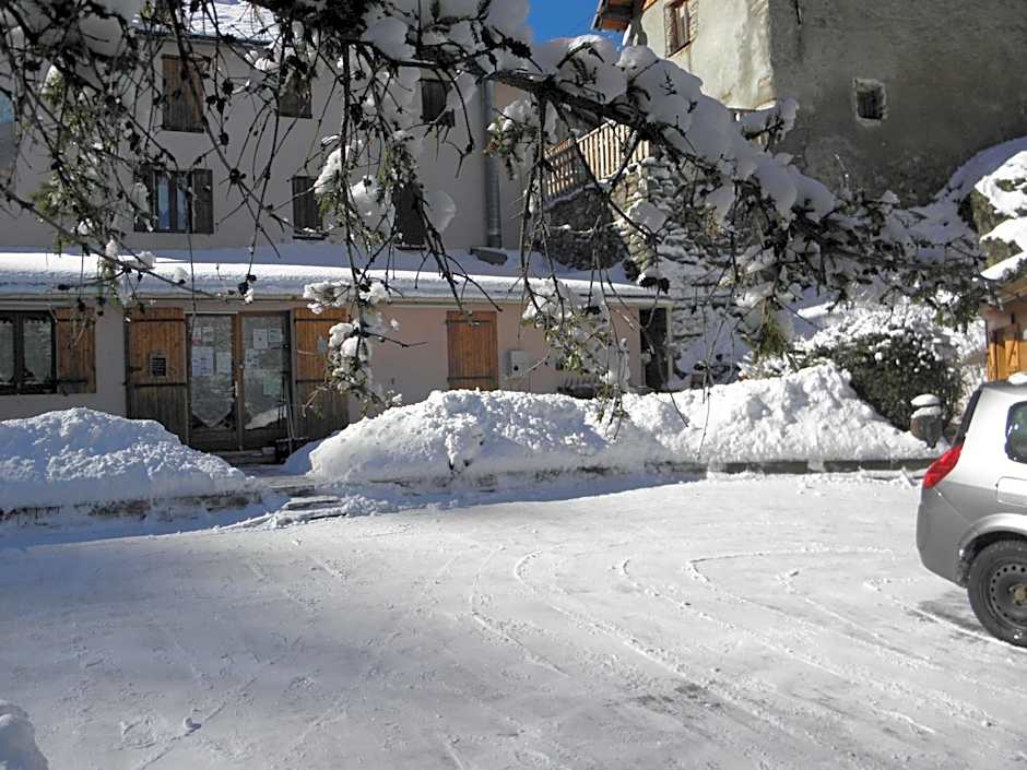 Gîte Auberge Les Terres Blanches de Méolans