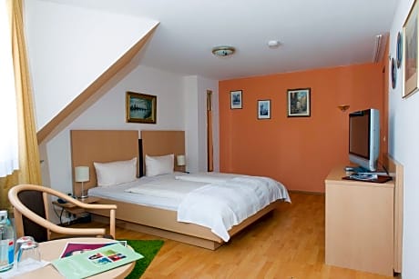 Family Room (2 Adults + 2 Children)