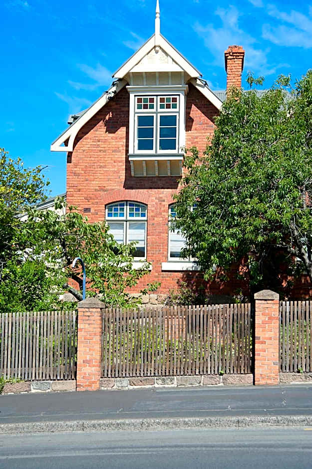 Lowena Cafe and Accommodation