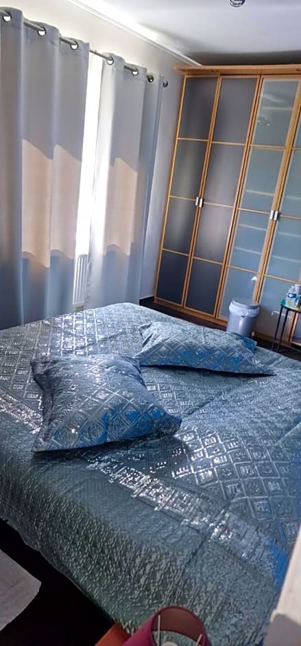 Magnifiques chambres au calme by Claire de Meuse