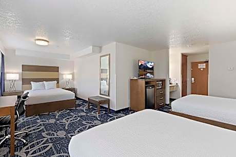 3 Queen Beds Non-Smoking Microwave And Refrigerator Wi-Fi Full Breakfast