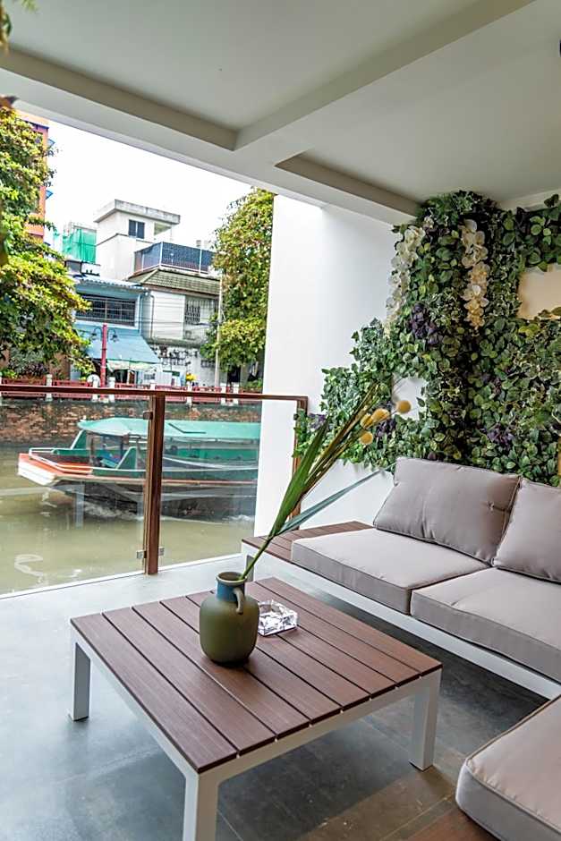 The LOL Elephant Hostel