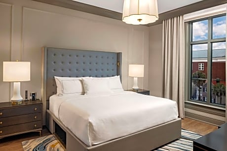 One-Bedroom Deluxe King Suite