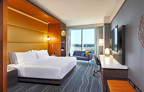 Classic King Room with Roll-In Shower - Hearing Accessible