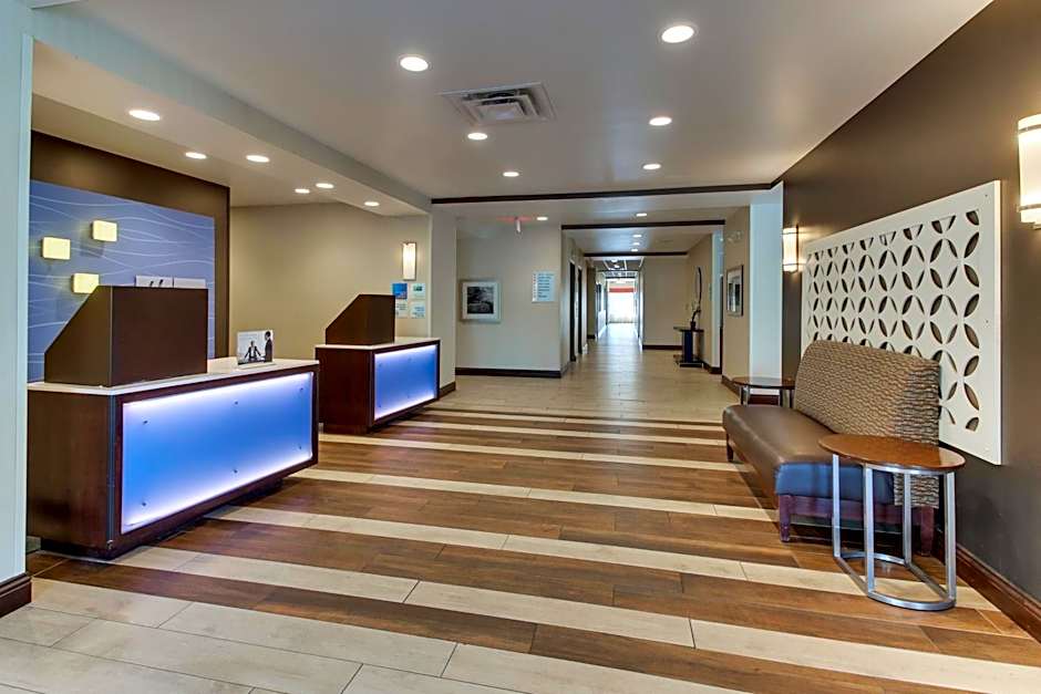 Holiday Inn Express & Suites Cheektowaga North East By IHG