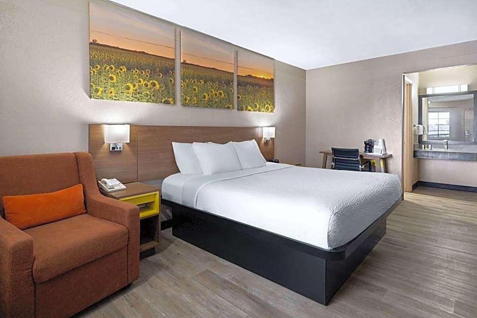 Days Inn & Suites by Wyndham Kokomo