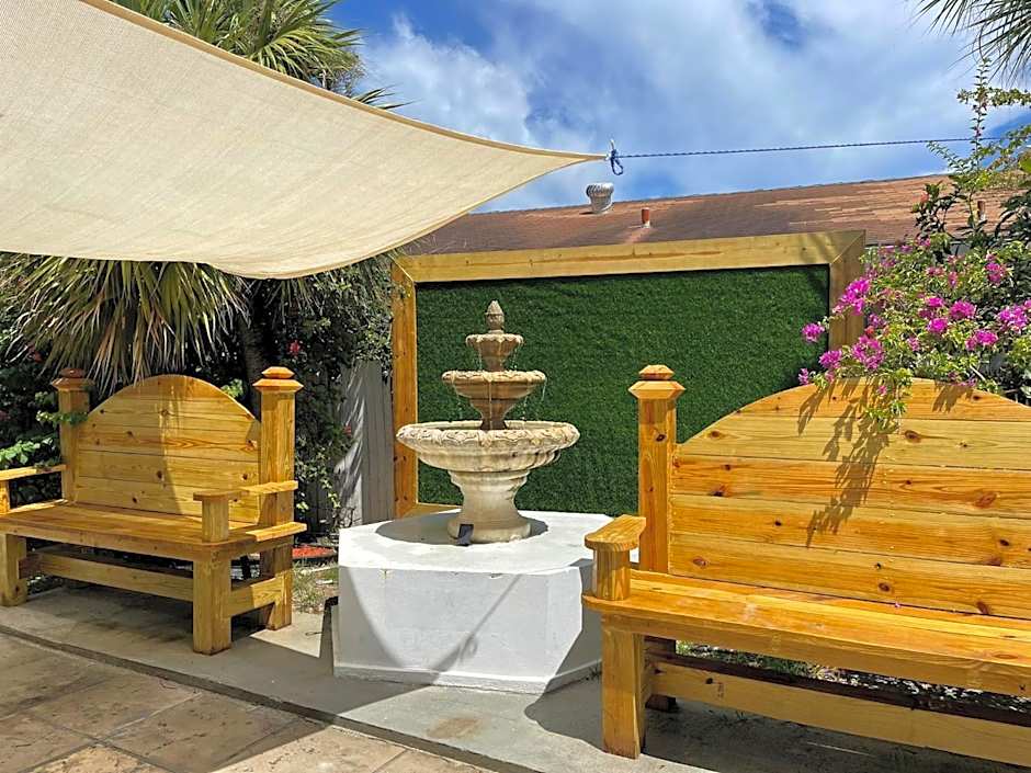 Colony Club Inn & Suites