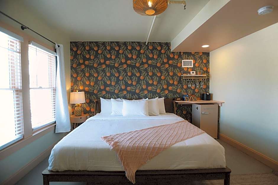 Peninsula Bed & Cocktails