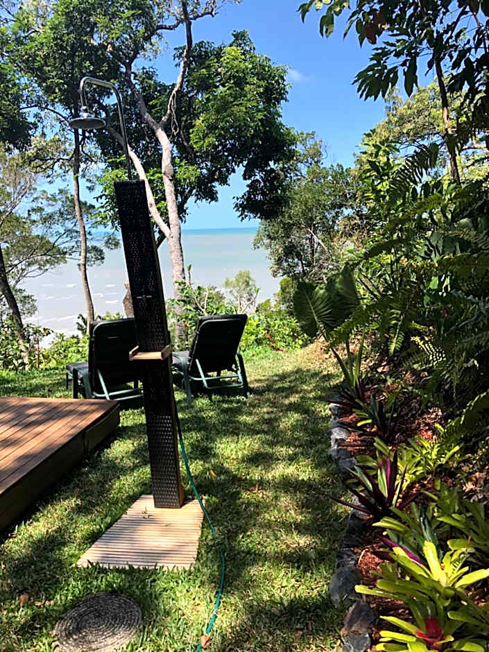 Gunnadoo Holiday Hut with Ocean Views and Jacuzzi