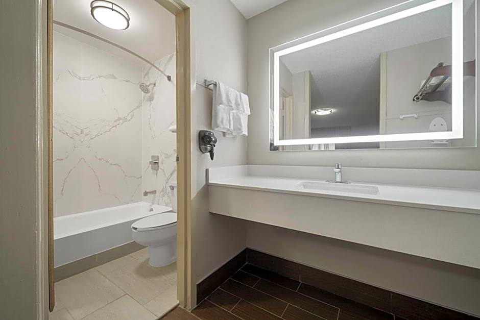 Super 8 by Wyndham Macon West