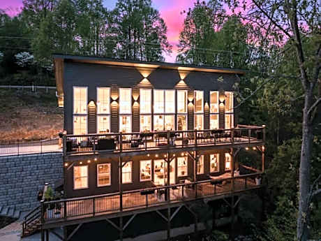 LUXE, Breathtaking Mountain Views, Hot Tub, Fire Pit, Fire Pit Table, Pool Table, 2 Living rooms, Universal EV Station