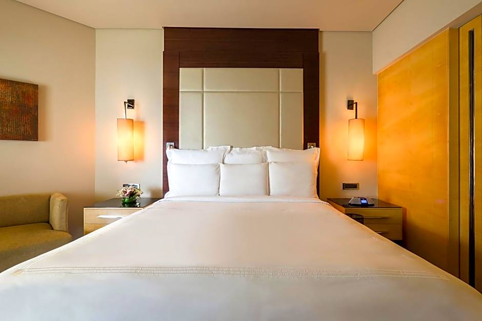 Photo 1 of 6 of Executive 1 King Bed Guestroom, Partial Sea View