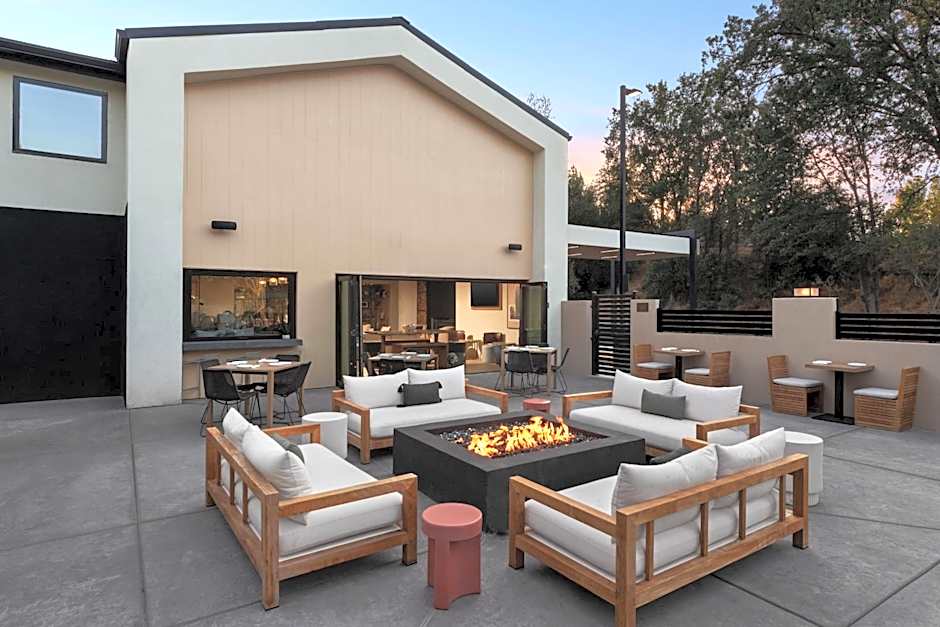 The Inelle, Oakhurst Yosemite, a Tribute Portfolio Hotel